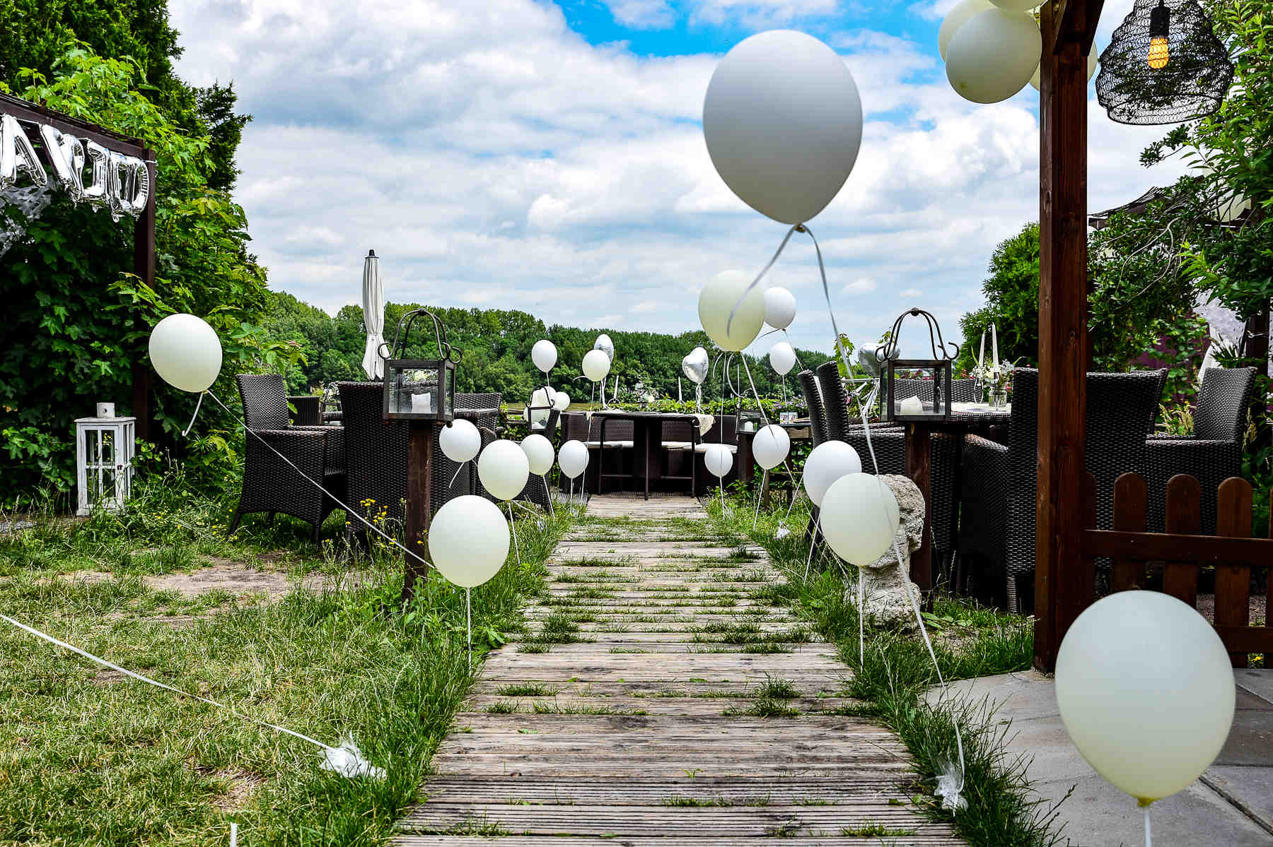 Mit Ballons geschmückter Weg zur Rheinterrasse