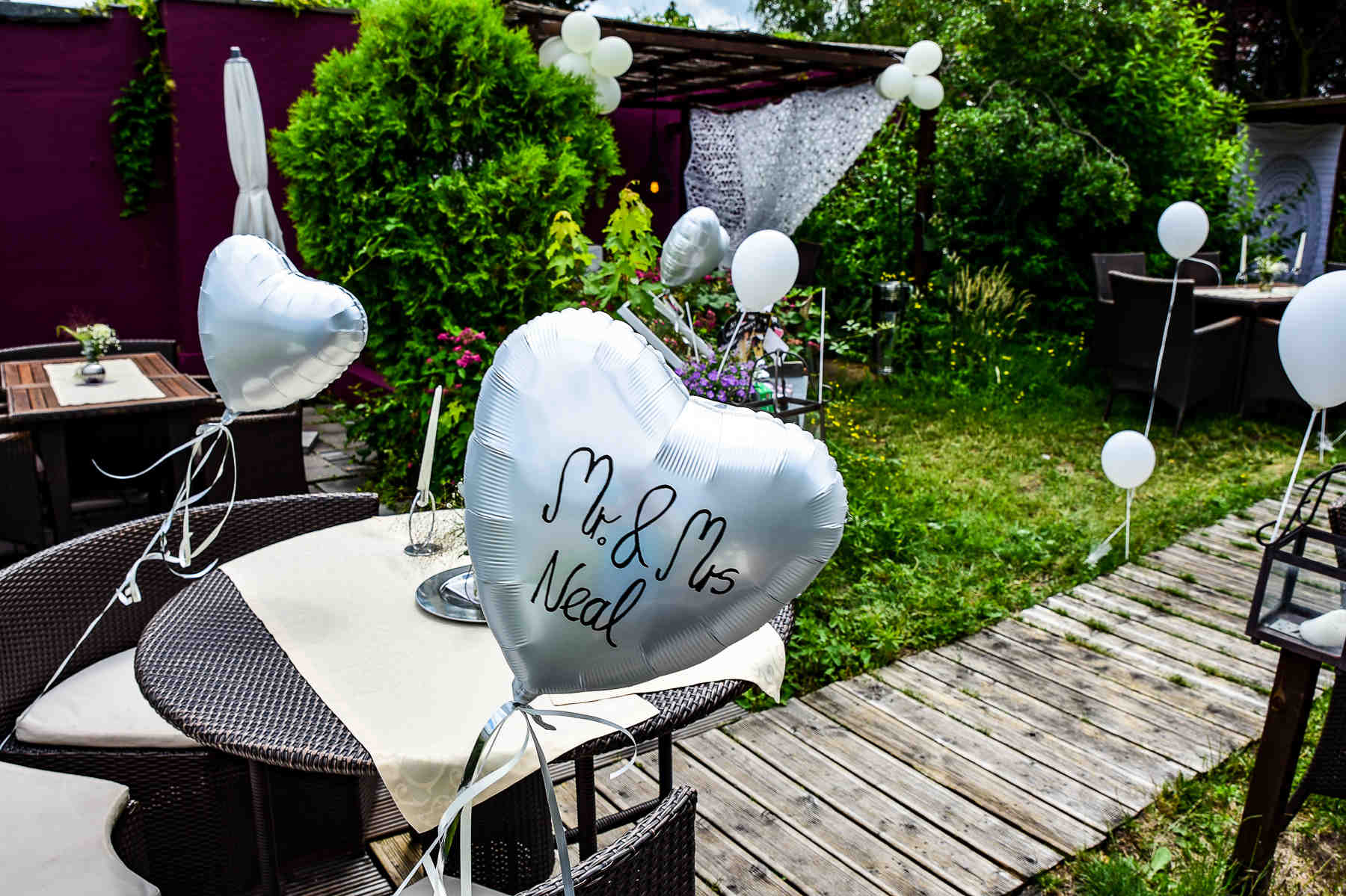 Herzluftballons Mr & Mrs bei einer Feier