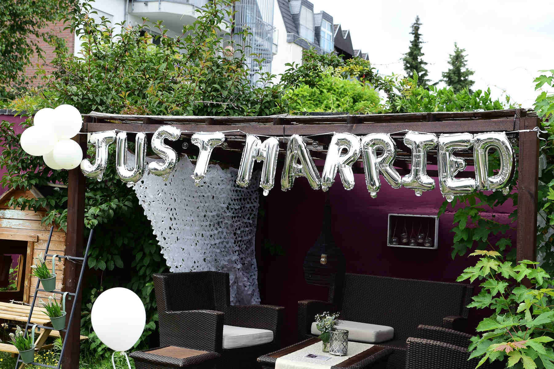 Just-Married-Dekoration auf der Terrasse